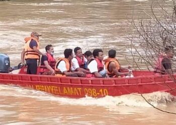 ANGGOTA bomba menyelamatkan lima pekerja warga Indonesia yang terperangkap selama dua hari di rumah kongsi Ladang Meserah, Kuala Jengal, Dungun, Terengganu, semalam.