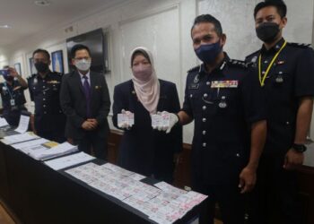 ROHAIMI Md. Isa (dua dari kanan) bersama Dr. Kasemani Embong memegang sijil vaksinasi Covid-19 dipercayai palsu dalam sidang akhbar di IPK Terengganu, Kuala Terengganu, hari ini. - PUQTRA HAIRRY ROSLI