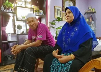 SABRI Ali di samping isterinya, Munah Mohamad ketika ditemui di kediamannya di Kemaman, Terengganu, semalam. – FOTO/NIK NUR IZZATUL HAZWANI NIK ADNAN