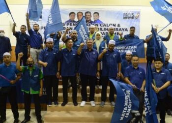 SAIFUDDIN Abdullah (tengah) pada majlis pengenalan calon Parlimen Indera Mahkota, DUN Beserah dan DUN Semambu di Dewan Atabara di Indera Mahkota, Pahang. - FOTO/SHAIKH AHMAD RAZIF