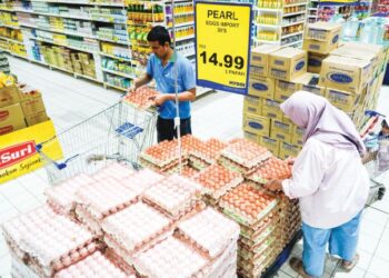 PENGGUNA mendapatkan telur ayam yang dijual di Pasaraya Mydin Subang Jaya, Selangor, semalam. - UTUSAN/AMIR KHALID