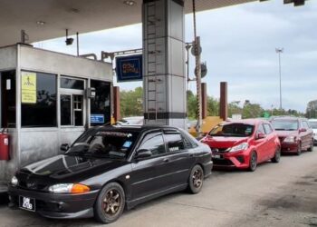 KEADAAN kenderaan yang sesak di Plaza Tol Kuala Terengganu dekat Kampung Gemuruh, Kuala Nerus, Terengganu, hari ini. - FOTO/KAMALIZA KAMARUDDIN