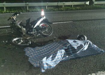 KEADAAN motosikal Yamaha 135LC ditunggang Muhammad Haziq Abdul Halim selepas merempuh lori yang berhenti di Kilometer 335.5, LPT 2 berhampiran R&R Paka, Dungun, Terengganu, tengah malam tadi.