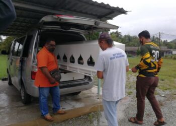 PENDUDUK Felda Cherul 1 dan 2 melihat van jenazah yang diwakafkan seorang individu di Masjid Felda Cherul di Kemaman, Terengganu, hari ini. - FOTO/NIK NUR IZZATUL HAZWANI NIK ADNAN