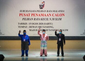 CALON Barisan Nasional, Mohd. Zaidi Aziz (kiri),  calon Bebas, Amir Khusyairi Mohamad Tanusi, (tengah) dan calon Bebas, S. Santharasekaran selepas penamaan calon PRK DUN Slim di Majlis Daerah Tanjung Malim hari ini. - UTUSAN/SHIDDIEQIIN ZON