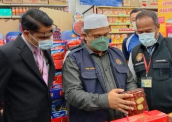 MOHD. Akmal Kamarudin (tengah) bersama pegawai dan anggota penguatkuasa Jabatan Kesihatan Perak melakukan tinjauan keadaan makanan yang dijual di sebuah pasar raya di Seri Manjung, Perak, hari ini.  - UTUSAN/SHAMSUL KAMAL AMARUDIN