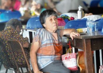 WARGA emas tidak perlu berasa sedih jika anak-anak tidak melawat mereka. - GAMBAR HIASAN