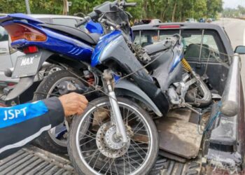 MOTOSIKAL jenis Honda Wave yang ditunggang seorang tukang kebun dalam kemalangan maut di persimpangan lampu isyarat Lebuh AMJ, Simpang Ampat, Alor Gajah. UTUSAN/ DIYANATUL ATIQAH ZAKARYA