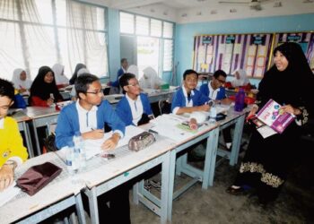 KEBERKESANAN proses pengajaran dan pembelajaran bagi kelas-kelas sesak boleh ditingkatkan dan bebanan guru boleh dikurangkan dengan memperkenalkan konsep dua guru bagi mengajar satu subjek.