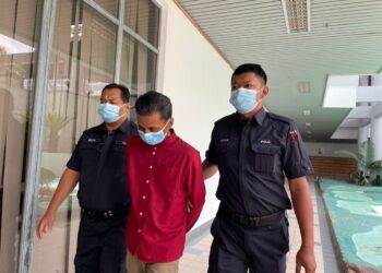 ROSLAN Kamis diiring keluar anggota polis selepas mengaku tidak bersalah di Mahkamah Majistret, Ayer Keroh, Melaka atas pertuduhan menumbuk muka isterinya. 