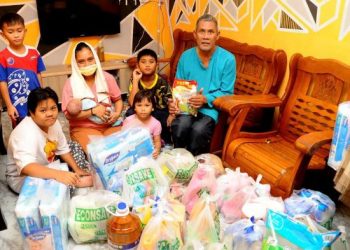 NURUL Sakinah Kamsan (dua dari kiri) menerima sumbangan berupa barangan bayi dan dapur berjumah RM1,000 daripada Econsave di PPR Kempas, Johor Bahru. - FOTO/RAJA JAAFAR ALI