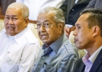 TUN Dr. Mahathir Mohamad ketika dalam sidang akhbar di Yayasan Kepimpinan Perdana, Putrajaya. - UTUSAN/FAISOL MUSTAFA