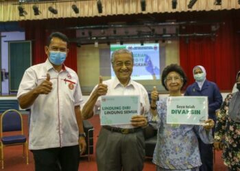 DR. MAHATHIR Mohamad bersama Siti Hasmah Mohamad Ali bergambar selepas menerima suntikan vaksin di Pusat Pemberian Vaksin Covid-19 Daerah Langkawi di Langkawi hari ini. - FOTO/SHAHIR NOORDIN