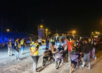 PENUNGGANG  motosikal yang ditahan dalam Op Samseng Jalanan di Kilometer 84, Jalan Ipoh-Kuala Lumpur dekat Sungkai hari ini. - IHSAN PDRM