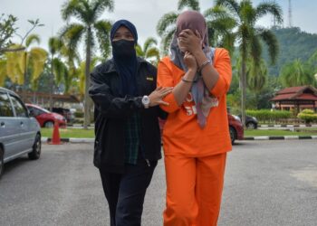 PEMILIK syarikat direman enam hari bagi membantu siasatan kes mengemukakan tuntutan palsu sebanyak RM308,000 di Mahkamah Majistret Kuala Terengganu, hari ini. - PUQTRA HAIRRY ROSLI