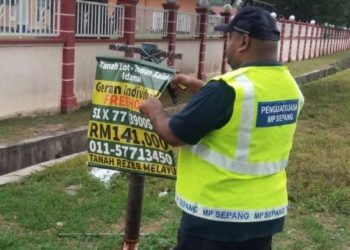 SEORANG anggota Penguatkuasaan MPSepang menurunkan iklan tanpa lesen di satu lokasi sekitar Sepang hari ini.