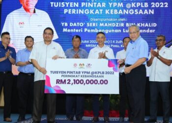 MAS Rizal Mohd. Hilmi (empat dari kanan) menyaksikan acara penyerahan replika cek pada Majlis Pelancaran Tuisyen Pintar YPM @KPLB 2022 Peringkat Kebangsaan di MRSM Kubang Pasu, Kedah, hari ini.