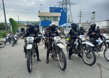 PIHAK polis bersiap sedia di luar bangunan penjara di Ecuador. -TWITTER