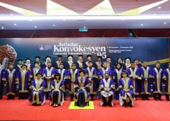 TENGKU PERMAISURI NORASHIKIN (tengah) bersama barisan pengurusan tertinggi UiTM dan graduan pada Istiadat Konvokesyen UiTM Ke-95 di Dewan Agung Tuanku Canselor UiTM Shah Alam, Shah Alam, Selangor.- UTUSAN/ AFIQ RAZALI