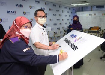 ROZIAH Mohd. Janor dan Madani Sahari menandatangani plak pelancaran MARii-UiTM Satellite Node serta memorandum perjanjian antara UiTM dan MARii di Shah Alam, semalam.