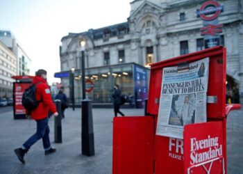 Ekonomi United Kingdom dilaporkan terus merudum disebabkan pandemik Covid-19 menyebabkan lebih ramai rakyatnya bakal kehilangan pekerjaan pada masa hadapan. – AFP