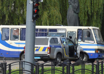 PASUKAN keselamatan mengepung bas yang dirampas individu tidak dikenali di Lutsk, Ukraine. - REUTERS