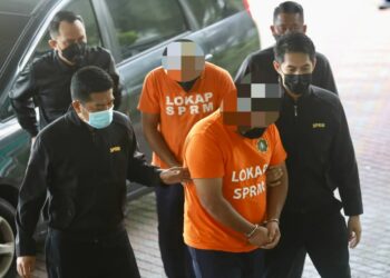 MAHKAMAH Majistret membenarkan perintah reman selama lima hari terhadap dua pembantu kesihatan berhubung kes rasuah sebanyak RM15,000 di Shah Alam, Selangor, hari ini. - UTUSAN / ZULFADHLI ZAKI