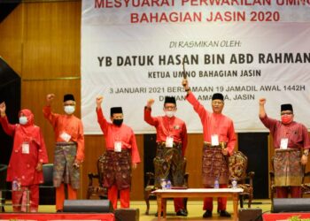 HASAN Rahman (dua dari kanan) menghunuskan keris sebagai simbolik merasmikan Mesyuarat Perwakilan UMNO Bahagian Jasin di Dewan Alamanda, Jasin, Melaka. - UTUSAN/ AMRAN MULUP