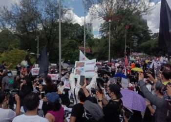 HIMPUNAN "Undi18" berjalan dari Pantai Merbok ke Bangunan Parlimen, Jalan Parlimen, di Kuala Lumpur hari ini.