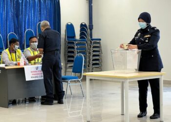 Suasana pengundian awal membabitkan pegawai dan anggota polis bagi kerusi Parlimen Puchong di Ibu Pejabat Polis Daerah Serdang, Selangor.- UTUSAN/KAMARIAH KHALIDI