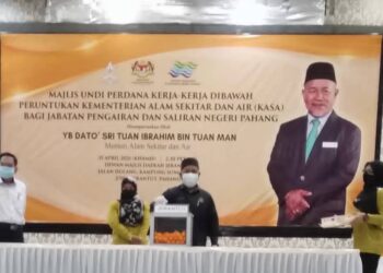 TUAN IBRAHIM Tuan Man membuat cabutan undi untuk memilih kontraktor bagi kerja di bawah peruntukan Kementerian Alam Sekitar dan Air di Jerantut, semalam.