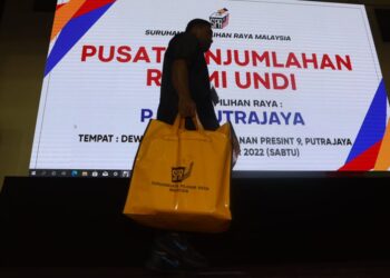 PETUGAS SPR membawa peti undi di Pusat Penjumlahan Rasmi Undi bagi Parlimen P.125 Putrajaya. - UTUSAN/ FAISOL MUSTAFA