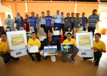 SEBAHAGIAN penuntut Unimap yang menerima pakej data Internet Celcom secara percuma dalam sebuah majlis di Unimap Arau, Perlis baru-baru ini.