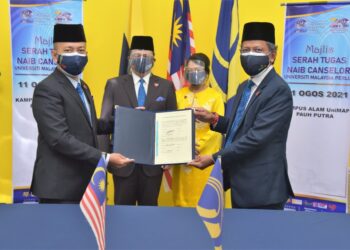 TUANKU SYED FAIZUDDIN PUTRA JAMALULLAIL (tengah) menyaksikan upacara serah tugas Naib Canselor Unimap baharu antara Zaliman Sauli (kiri) yang mengantikan R. Badlishah (kanan) di pejabat Naib Canselor, Bangunan Canselori, Kampus Alam Unimap Pauh Putra, Arau, Perlis hari ini.