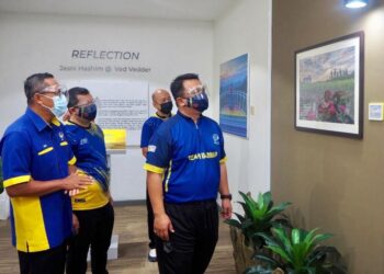 TUANKU Syed Faizuddin Putra Jamalullail (depan) berkenan berangkat merasmikan Pameran Fotografi berjudul ‘Reflection’ oleh Jasni Hashim @ Ved Vedder di Galeri Bangunan Canselori Unimap di Kampus Alam Pauh Putra, Arau, Perlis hari ini.