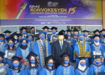 TUANKU Syed Faizuddin Putra Jamalullail (tengah) bergambar bersama para graduan sempena Istiadat Konvokesyen Unimap Ke-15 di Dewan Ilmu, Kampus Alam Unimap Pauh Putra, Arau, Perlis hari ini.