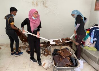 SEBAHAGIAN sukarelawan UPNM terlibat dalam misi gotong royong membersihkan rumah mangsa banjir di sekitar Selangor. – IHSAN UPNM