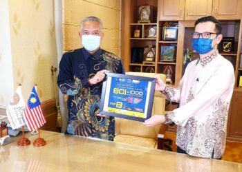 MD. Amin Md. Taff  (kiri) bersama Pengarah Bahagian Perancangan Korporat UPSI, Prof. Madya Dr. Azmi Mohamed selepas pengumuman pencapaian membanggakan dalam Higher  Education World  University Ranking bagi tahun 2022. - IHSAN UPSI