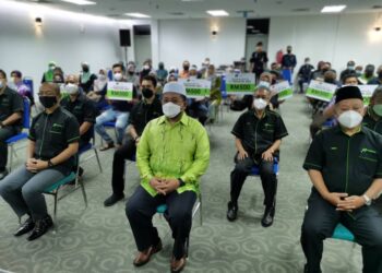 AHMAD Marzuk Shaary (duduk tengah) bersama pihak TH dan penerima sumbangan yang terjejas ketika pandemik Covid-19 pada program TH Prihatin di Kota Bharu hari ini. - UTUSAN/ROSALWANI CHE SOH