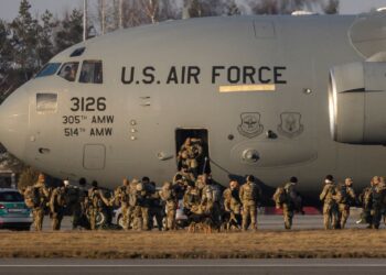 TENTERA AS turun dari pesawat kargo C-17 Globemaster di hangar Lapangan Terbang Rzeszow-Jasionka, selatan Poland.-AFP