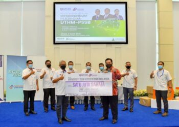 Majlis penyerahan geran tajaan PSSB kepada UTHM di Johor, baru-baru ini.