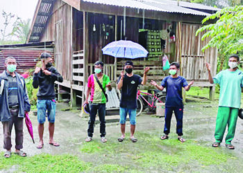 Penduduk Orang Asli   Kampung Palawan teruja untuk menerima suntikan vaksin di bawah program Program Imunisasi Covid-19 Kebangsaan (PICK) di Langkap, dekat sini semalam. - UTUSAN/AIN SAFRE BIDIN