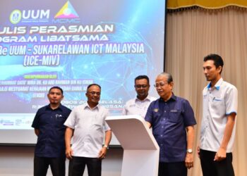 KU Abdul Rahman Ku Ismail (dua dari kanan) merasmikan Program Libatsama Komuniti IMBRe-Sukarelawan ICT Malaysia di UUM, Sintok di Kubang Pasu, Kedah.