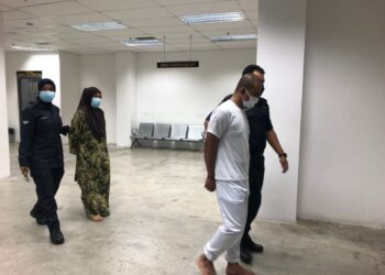 ANGGOTA polis Ahmad Uzair Che Darus (depan) dan Azilafatiha Ahmad  untuk mendengar keputusan pertuduhan bagi kes yang dihadapi mereka di Mahkamah Tinggi Kota Bharu, Kelantan hari ini.