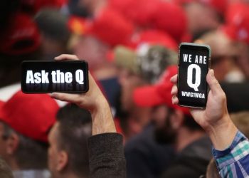 PARA penyokong Trump memegang telefon dengan skrin yang tertera 'tanya Q' yang merujuk kepada kumpulan teori konspirasi QAnon dalam satu demonstrasi di Las Vegas. - AFP