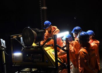 PASUKAN penyelamat memasang alat keselamatan untuk melakukan operasi mencari serta menyelamat pelombong di Chongqing, China. - AFP