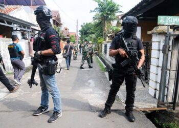 ZULKARNAEN ditahan pasukan anti keganasan Indonesia dalam satu serbuan di Lampung, Sumatera baru-baru ini. - AFP