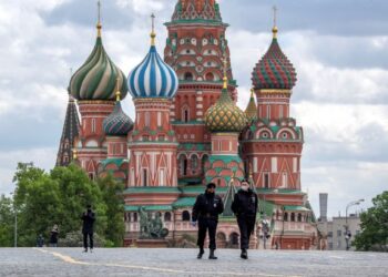 ANGGOTA polis berkawal di Red Square di tengah Moscow, Rusia ketika perintah berkurung dilaksanakan susulan Covid-19 pada Mei lalu. - AFP