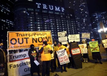 SEKUMPULAN penunjuk perasaan mengadakan demonstrasi bagi mendesak supaya Presiden Donald Trump disingkirkan dari White House di Chicago, Illinois. - AFP