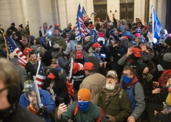 PENYOKONG Trump berkumpul di salah satu pintu masuk Capitol selepas melanggar peraturan keselamatan bangunan itu dalam insiden rusuhan yang berlaku baru-baru ini. - AFP